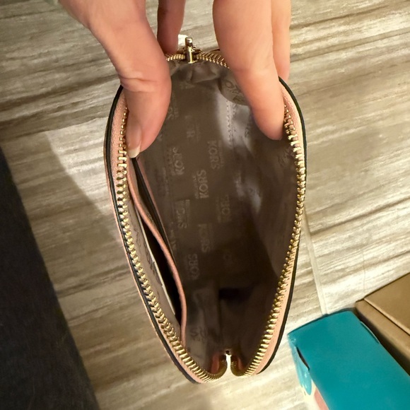 MICHAEL MICHAEL KORS CINDY TRAVEL POUCH - Picture 3 of 4